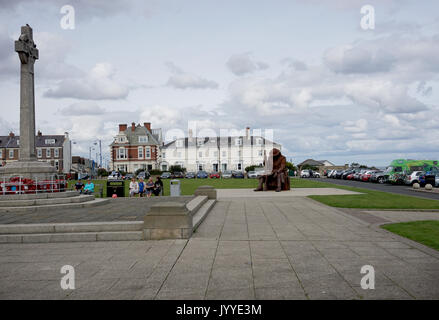 Seaham County Durham Inghilterra WW1 WW2 Memoriale di guerra sul fronte mare con Tommy scultura Statua della Prima Guerra Mondiale soldato in background Foto Stock