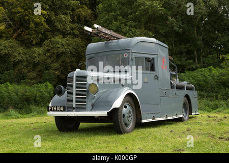 1930 Vintage Bedford incendio apparecchio in livrea grigio fermo in un ambiente rurale. Foto Stock