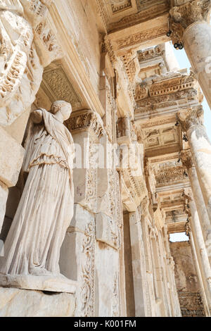 Personificazione della sapienza statua in Efeso antica città, Izmir, Turchia Foto Stock