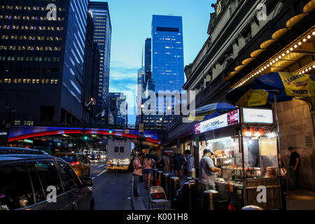 NEW YORK, NY - 17 agosto: serata estiva con le luci e con segnale di occupato 42 Street vicino a Grand Central Terminal su agosto 17, 2017 a New York City Foto Stock