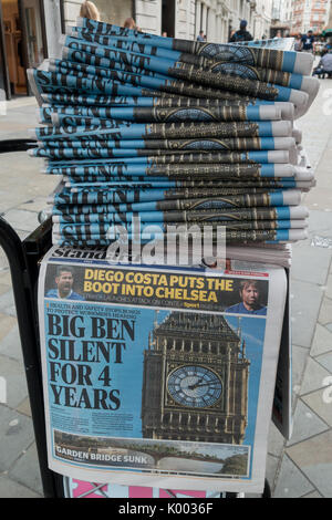 Edicola con quotidiani standard accatastati che mostrano l'immagine della torre del Big ben e la didascalia Big ben Silent per 4 anni Foto Stock