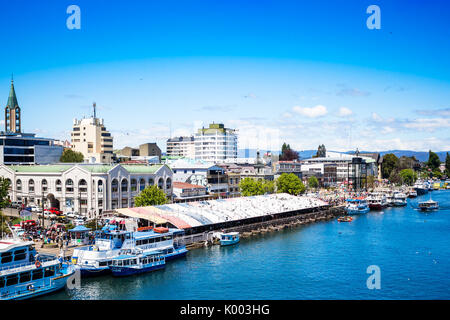 VALDIVIA, Cile - 30 ottobre 2016: vista del mercato del pesce di Valdivia. Questa è una delle principali attrazioni turistiche della città. Foto Stock