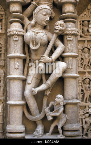 Sculture ornate sulla parete di Rani-ki-Vav passo ben, Patan, Gujarat, India Foto Stock