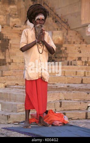 Ascetica con capelli non tagliato sui ghat lungo il fiume Gange, Varanasi (Benares, Banaras), India Foto Stock