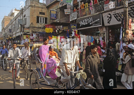 Area commerciale della città vecchia, Varanasi (Benares, Banaras, Kashi), India Foto Stock