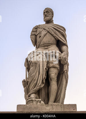 GRANADA, SPAGNA - 10 MARZO 2016: Statua di Carlo i di Spagna in Plaza Universidad Foto Stock