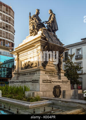 GRANADA, SPAGNA - 10 MARZO 2016: Statua del monumento a Colombo e la regina Isabella Foto Stock