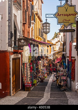 GRANADA, SPAGNA - 10 MARZO 2016: Vista sulla strada nel quartiere Albaicin Foto Stock