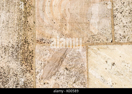 Geometrico giardino naturale pavimentazione in pietra il percorso o la passerella Foto Stock