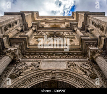 GRANADA, SPAGNA - 10 MARZO 2016: Facciata anteriore della Cattedrale Foto Stock