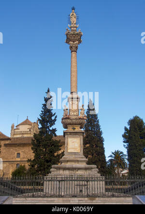 GRANADA, SPAGNA - 10 MARZO 2016: Statua in colonna nei Giardini del Triunfo Foto Stock