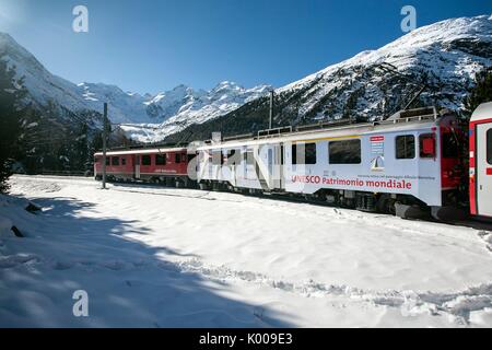 Uno dei modi più spettacolari per attraversare le Alpi: il Bernina Express da Coira/Davos a Tirano (via San Moritz) links fino alle regioni con una diversa rete lan Foto Stock