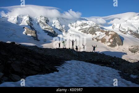 Fotografi in silhouette che posano per una foto di fronte Bellaviste e Pizzo Palu, da cui nasce Vedret Pers. Diavolezza rifugio,Engadina,Canto Foto Stock