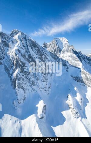 Vista aerea del Pizzo Cengalo e Pizzo Badile coperto di neve. Val Bondasca, Val Bregaglia, Canton Grigioni, in Svizzera Europa Foto Stock