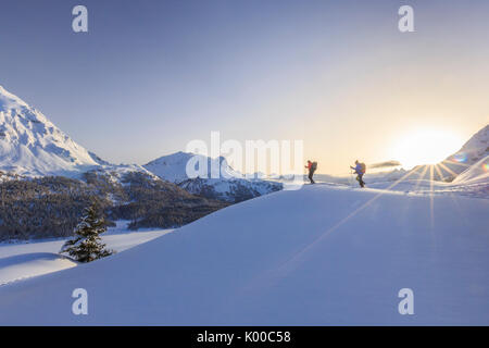 Escursioni con le racchette da neve avventura nella neve profonda dopo una nevicata oltre i laghi ghiacciati dell'Engadina. Il Cantone dei Grigioni. Maloja Pass. Engadina. Foto Stock