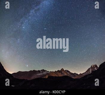 Cielo stellato sul Mont Blanc gamma visto da Lac de Chesery. Haute Savoie. Francia Foto Stock