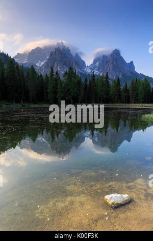 I Cadini di Misurina gruppo è riflessa nel Lago Antorno. Auronzo di Cadore Veneto Dolomiti di Sesto Italia Europa Foto Stock