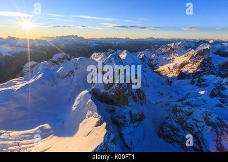 Vista aerea del Catinaccio al tramonto. Sciliar Parco naturale Dolomiti Trentino Alto Adige Italia Europa Foto Stock