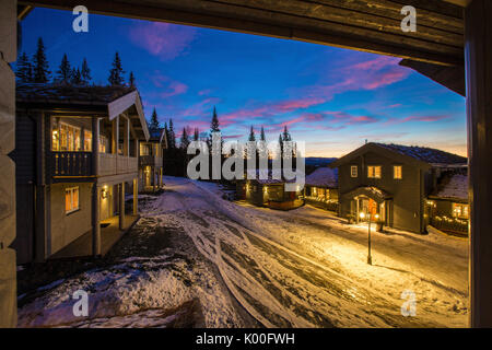 Meraker Lodge illuminato dalle prime luci del mattino Trøndelag Norvegia Europa Foto Stock