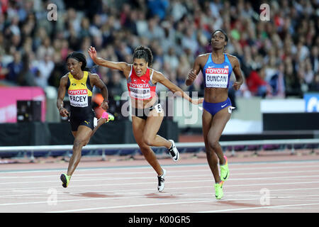 Kimberlyn Duncan (Stati Uniti d'America), Mujinga KAMBUNDJI (Svizzera), Simone FACEY (Giamaica), in gara nella 200m donne Semi-Final 2 al 2017, IAAF Campionati del Mondo, Queen Elizabeth Olympic Park, Stratford, Londra, Regno Unito. Foto Stock