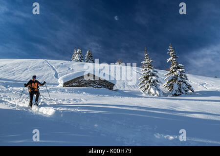 Gli escursionisti con racchette da neve a piedi vicino coperta di neve hut Motta di Olano Gerola Alta Valtellina Alpi Orobie Lombardia Italia Europa Foto Stock