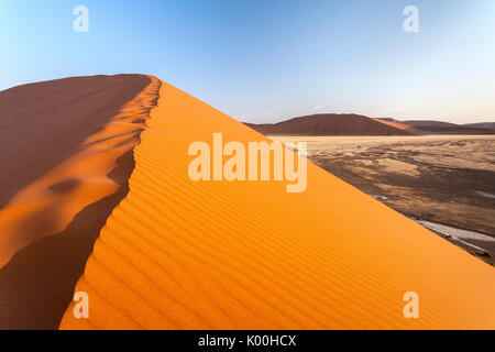 Dune 45 la stella dune composta da 5 milioni di anni di sabbia Sossusvlei deserto del Namib Naukluft National Park in Namibia in Africa Foto Stock