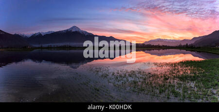 Vista panoramica del Pian di Spagna allagata con il Monte Legnone riflessi nell'acqua al tramonto Valtellina Lombardia Italia Europa Foto Stock