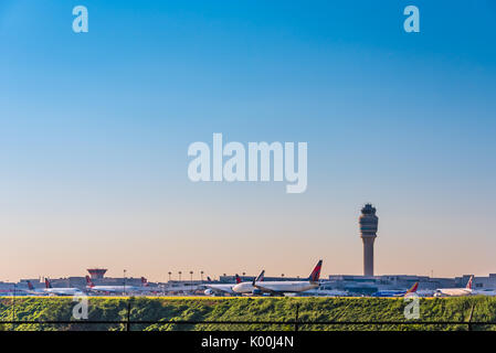 Atlanta, Georgia il traffico della compagnia aerea all'Aeroporto Internazionale Hartsfield-Jackson di Atlanta, il mondo aeroporto più trafficato. (USA) Foto Stock