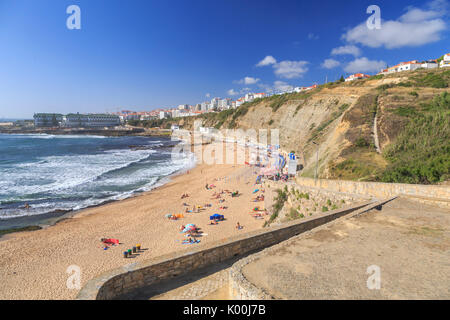 Vista superiore del villaggio di Ericeira con l'oceano onde che si infrangono sulla turistico spiaggia sabbiosa Mafra Portogallo Europa Foto Stock