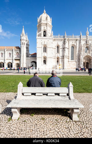 Ai turisti di ammirare l'architettura tardo-gotica del monastero di San Geronimo Santa Maria de Belem Lisbona Portogallo Europa Foto Stock