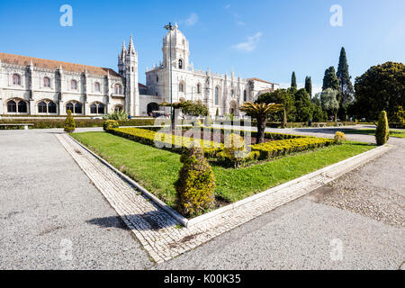 Il Monastero di Jeronimos con architettura tardo-gotica circondata da giardini di Santa Maria de Belem Lisbona Portogallo Europa Foto Stock