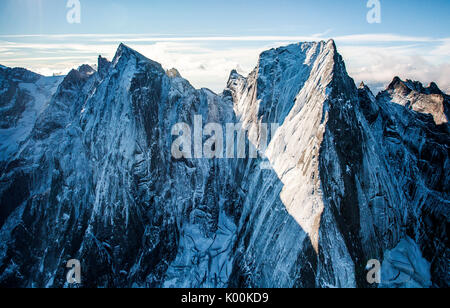 Riprese aeree dei picchi Badile e Cengalo situato tra Masino e Val Bregaglia confine Italia Svizzera Europa Foto Stock