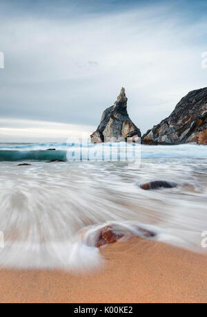 Ocean onde che si infrangono sulla spiaggia di sabbia di Praia da Ursa circondato da scogliere di Cabo da Roca Colares Sintra Portogallo Europa Foto Stock