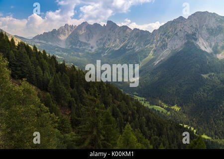 Vista dei Campelli di Schilpario dalla strada verso la cima del Passo del Vivione, Schilpario, Val di Scalve, distretto di Bergamo, Lombardia, Italia. Foto Stock