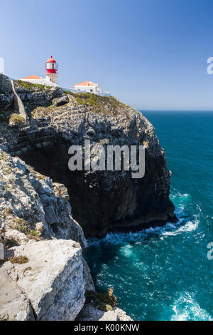 Le scogliere e il Faro si affaccia sul blu oceano Atlantico al Cabo de San Vicente Sagres Algarve Portogallo Europa Foto Stock