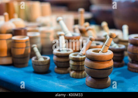 In legno fatti a mano malte in mercato il festival medievale Foto Stock