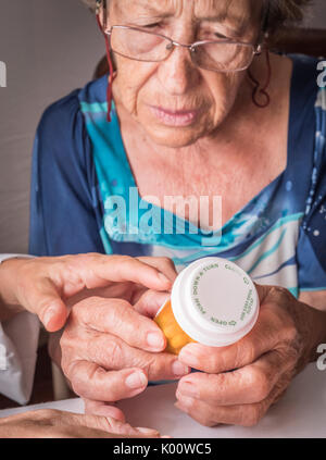 Dottore spiega agli anziani La dose giornaliera del farmaco, Andalusia, Spagna Foto Stock