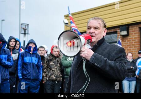 Il 27 gennaio 2013, Londonderry, Irlanda del Nord. Henry Reilly dall'UKIP e Kilkeel consigliere, risolve una folla di sindacalisti Foto Stock