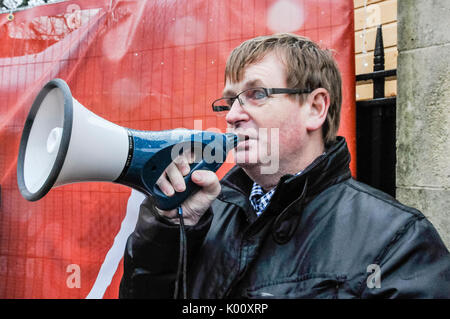 Belfast, Irlanda del Nord. 05 dic 2015 - Willie Frazer risolve la folla come la coalizione protestante tenere una manifestazione di protesta contro i rifugiati islamici provenienti da Irlanda del Nord. Foto Stock