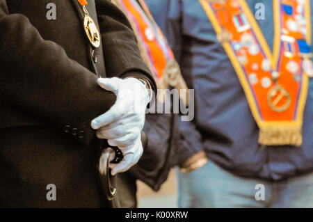 Belfast, Irlanda del Nord. 07 apr 2016 - lealisti tenere sfilata per commemorare i 1000 giorni poiché Ligoneil Orange logge furono arrestati da ritornare alla loro hall il 12 Luglio 2013 Foto Stock