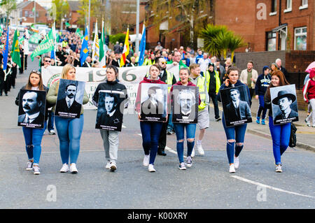 BELFAST, IRLANDA DEL NORD: 24 APR 2016 - una parata repubblicana lascia la nuova area del lodge verso Belfast City Centre, per commemorare il centenario della Irish Pasqua in aumento. Foto Stock