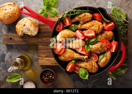 Pollo arrosto cosce di pollo disossate in una ghisa pan Foto Stock