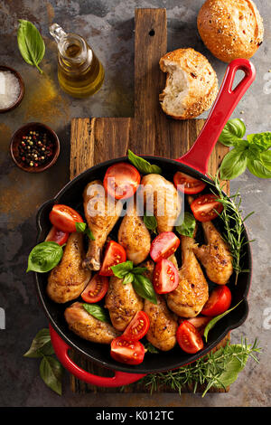 Pollo arrosto cosce di pollo disossate in una ghisa pan Foto Stock