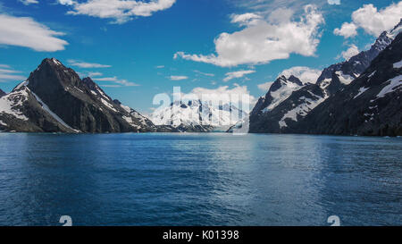 Lo scenario spettacolare di glaciale fiordo Drygalski sulla Georgia del sud le isole. Ripide montagne innevate a fianco di una profonda baia. Foto Stock