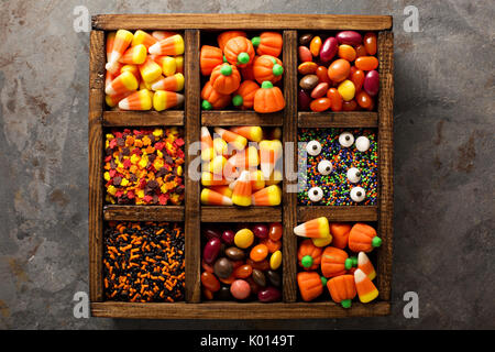 Halloween Candy e spruzza in cassetta di legno Foto Stock