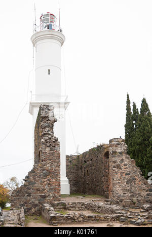 Faro e rovine del 17hs secolo convento di San Francisco, Colonia del Sacramento, Uruguay. Patrimonio mondiale dell UNESCO Foto Stock