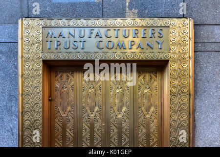 New York City - Giugno 14, 2017: i costruttori Hanover Trust Company Bank ex porta di bronzo ingresso in midtown Manhattan a New Yorker Hotel. Foto Stock