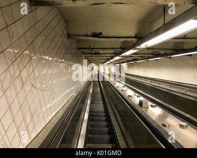 New York City - 9 Giugno 2017: Escalator nel 181 Street Subway Station in Fort Washington quartiere nel cuore di Manhattan, New York. Foto Stock