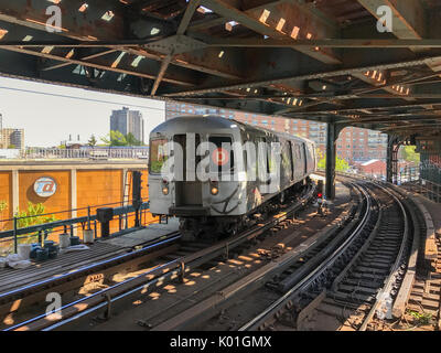 Treno D entrando nel West ottava stazione della metropolitana di Coney Island, Brooklyn, New York. Foto Stock