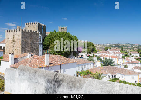 Vista della città fortificata e il castello di Obidos originato in un inizio di insediamento romano Oeste Distretto Leiria Portogallo Europa Foto Stock